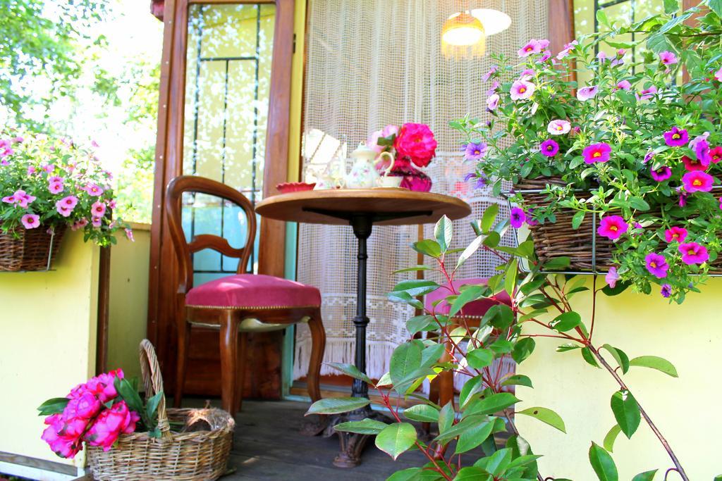 Roulottes Du Rouard Bed and Breakfast Camiers Exterior foto