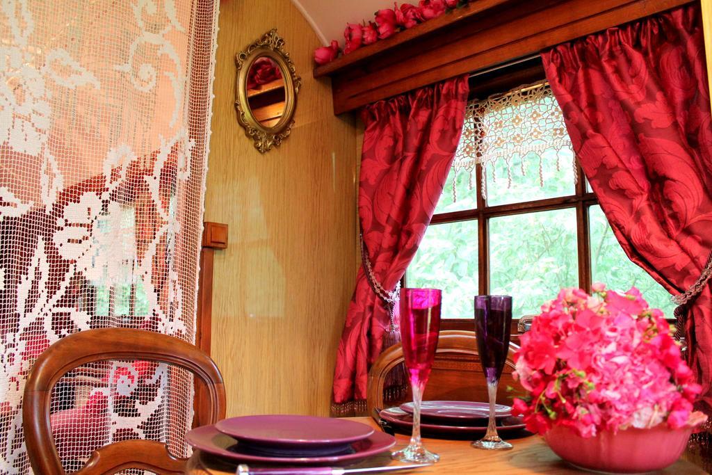 Roulottes Du Rouard Bed and Breakfast Camiers Habitación foto