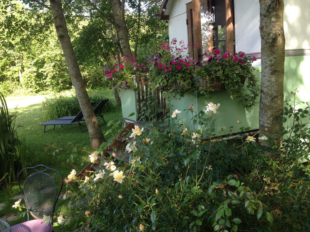 Roulottes Du Rouard Bed and Breakfast Camiers Exterior foto
